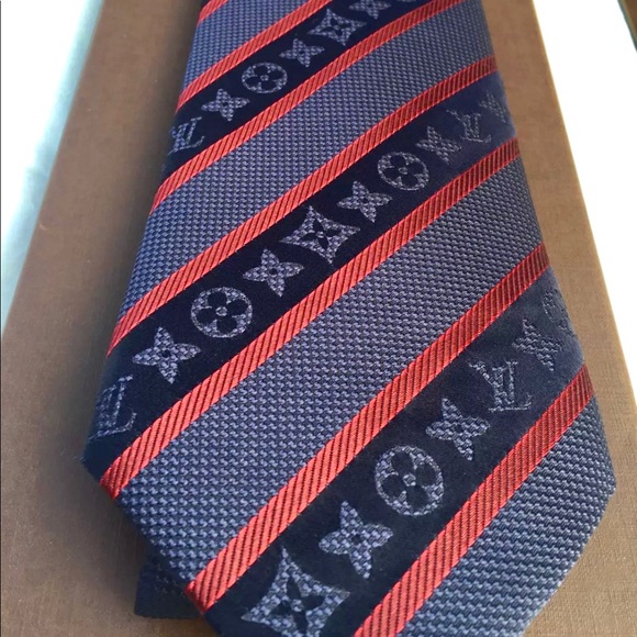 🎁LV HOLIDAY 25’🎁🆕💯✨🔥RARE LOUIS VUITTON NAVY RED LARGE MONOGRAM STRIPE TIE🔥 - Picture 4 of 15